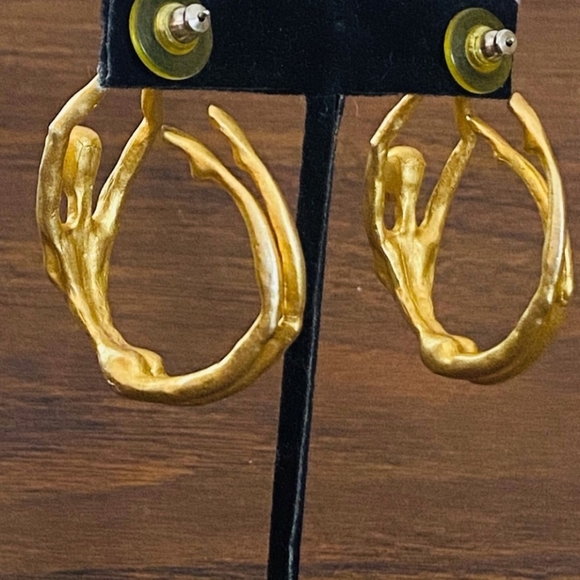 🔥 Matte Goldtone Sculptural Female Earrings - Picture 6 of 15